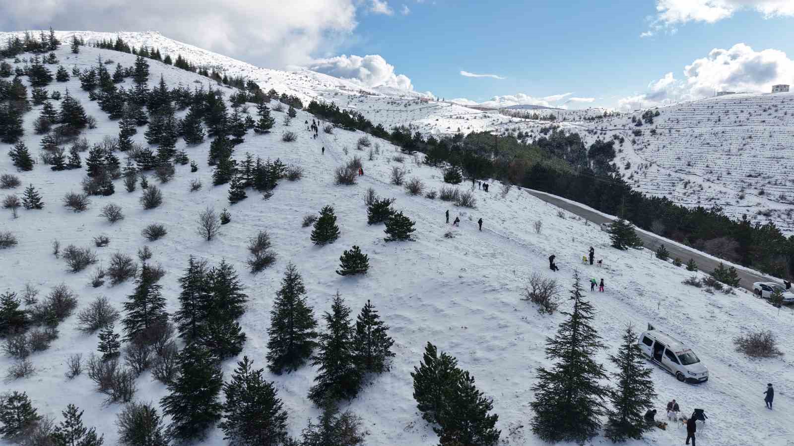 Kar hasretini bin 744 rakımlı dağda giderdiler: Zirvede kış manzarası görsel şölen sundu

