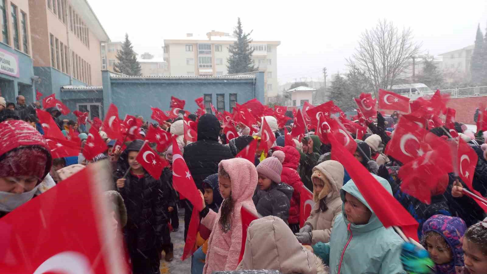 Kar ile bayraklar birleşti, okullar kırmızı-beyaza büründü
