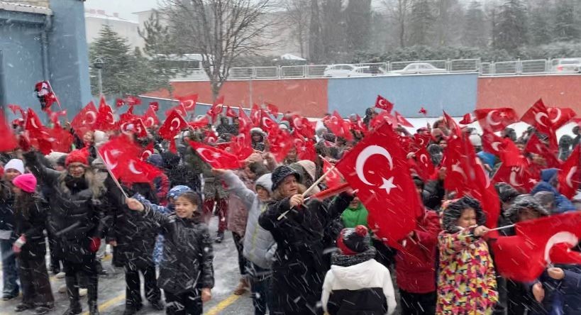 Kar ile bayraklar birleşti, okullar kırmızı-beyaza büründü
