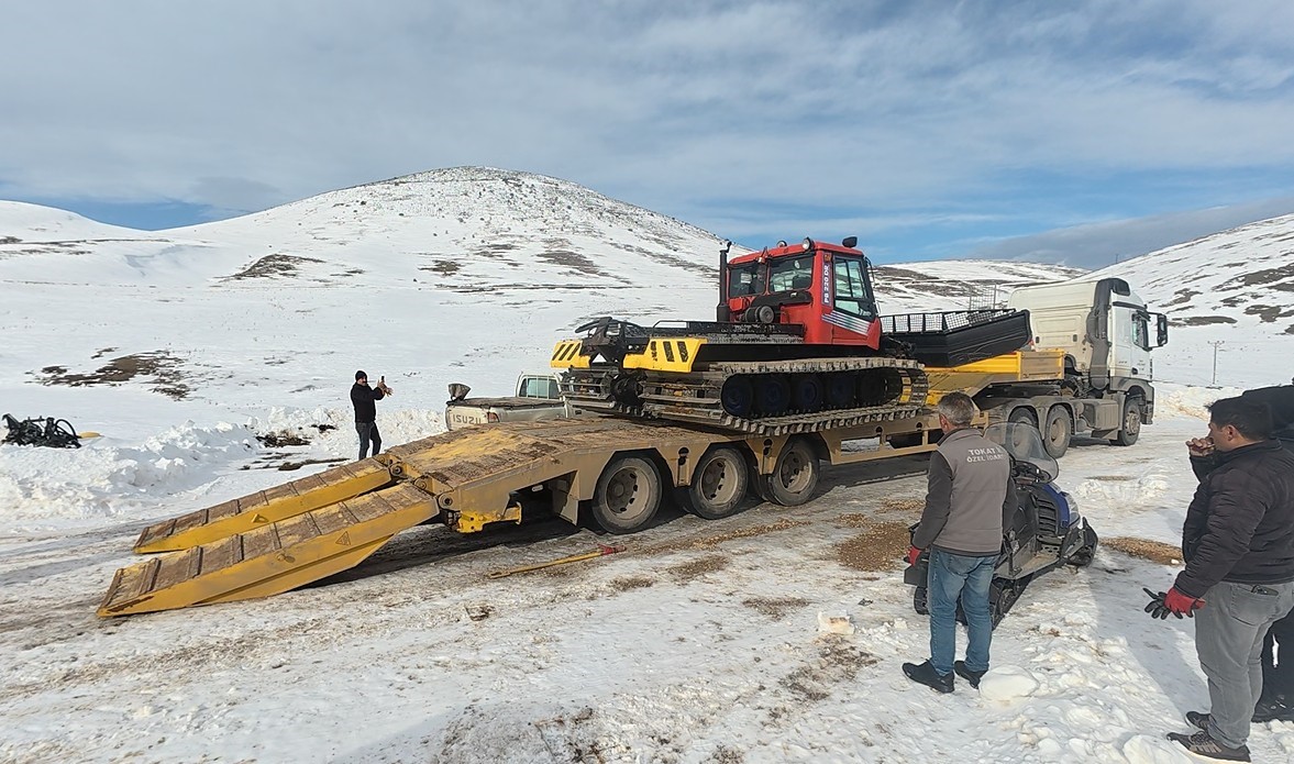 Kar kalınlığı 1 metreye ulaştı, kayak tesisi sezon açılışına hazırlanıyor
