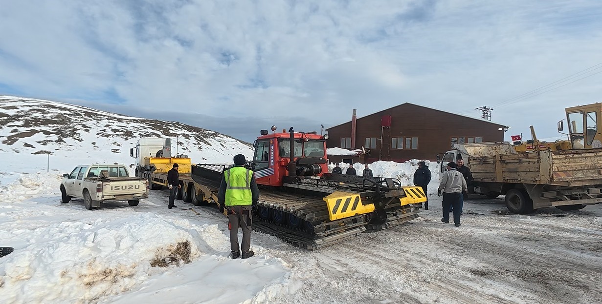Kar kalınlığı 1 metreye ulaştı, kayak tesisi sezon açılışına hazırlanıyor
