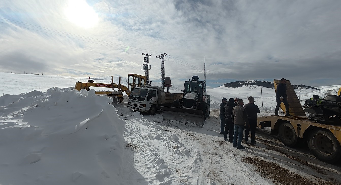 Kar kalınlığı 1 metreye ulaştı, kayak tesisi sezon açılışına hazırlanıyor
