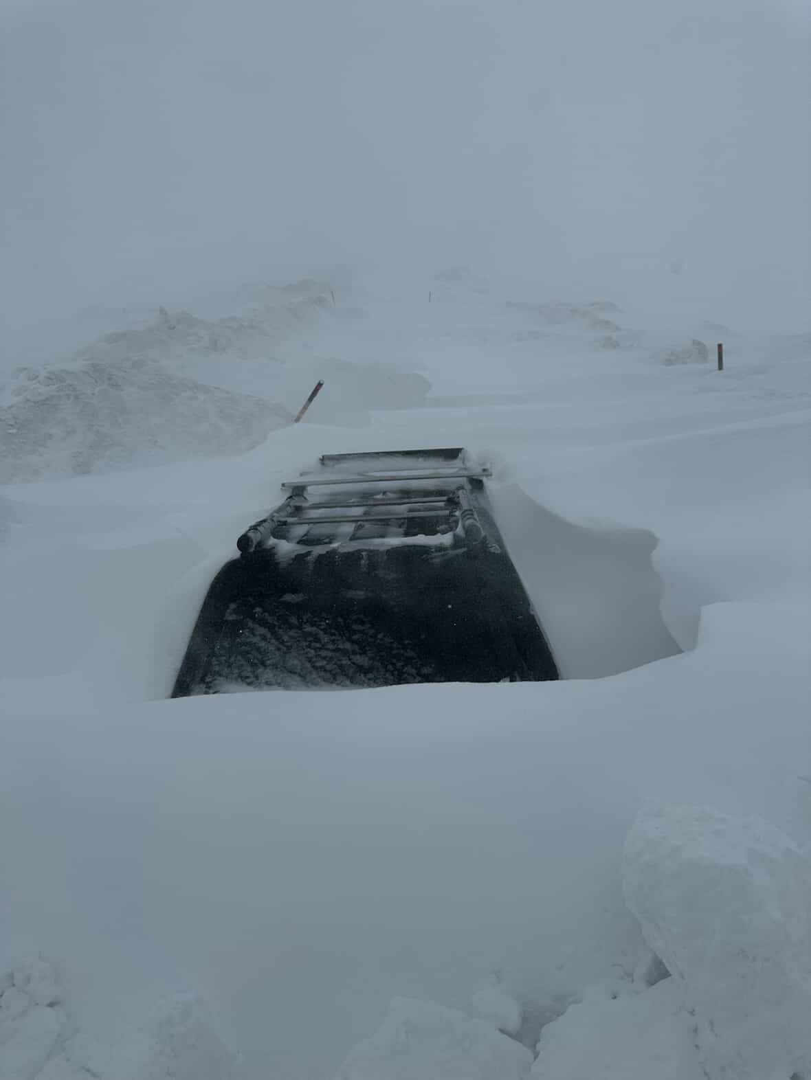 Kar kalınlığı 2 metreyi buldu, araçlar kara gömüldü
