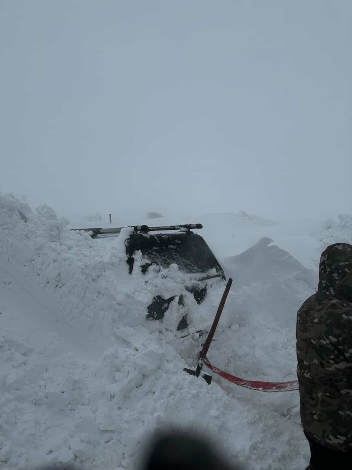 Kar kalınlığı 2 metreyi buldu, araçlar kara gömüldü
