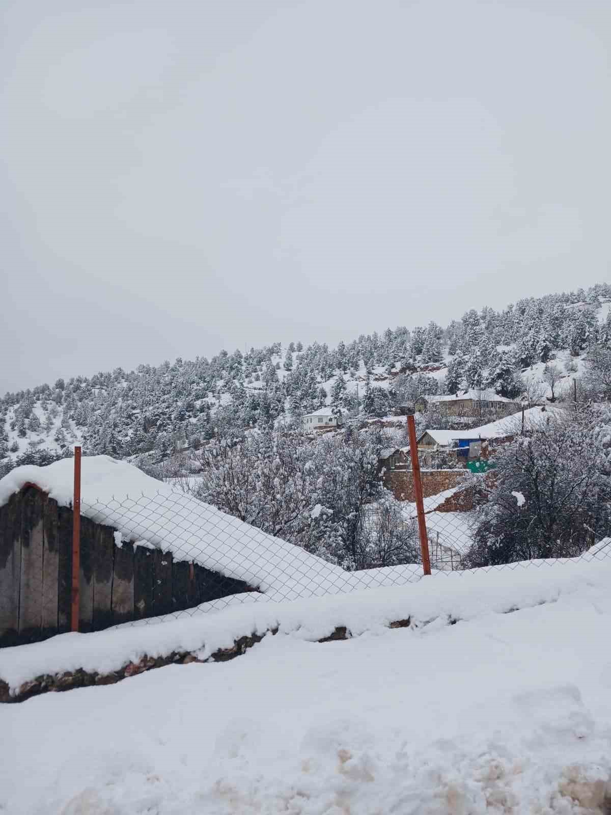 Kar kalınlığı 25 santimetreye ulaşan Çameli’nde saha çalışmalar devam ediyor
