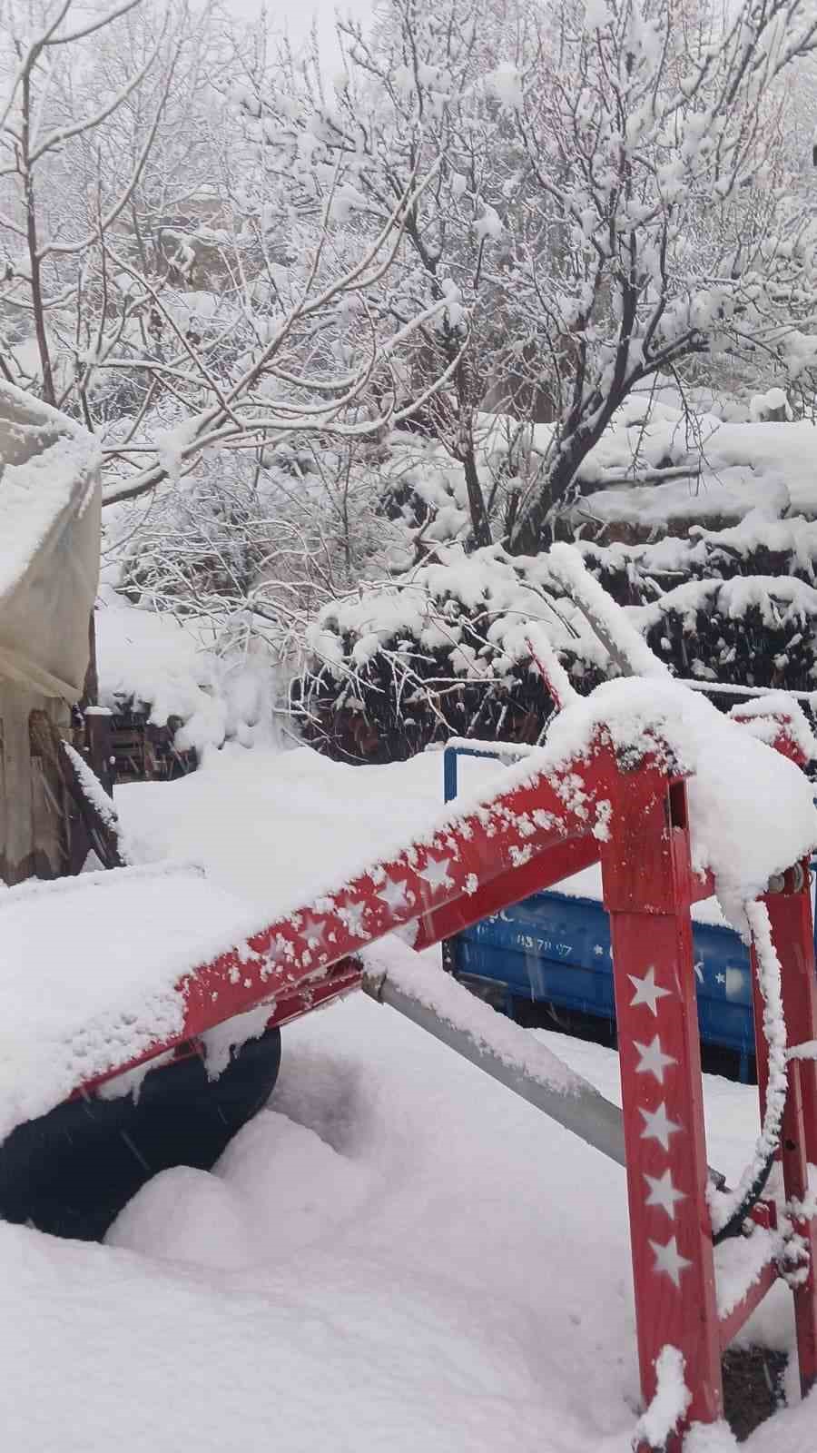 Kar kalınlığı 25 santimetreye ulaşan Çameli’nde saha çalışmalar devam ediyor
