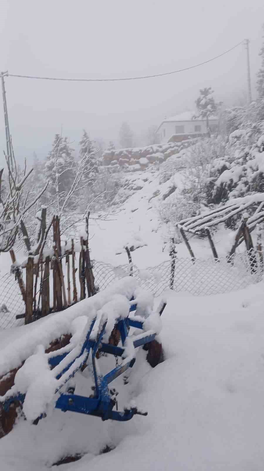 Kar kalınlığı 25 santimetreye ulaşan Çameli’nde saha çalışmalar devam ediyor
