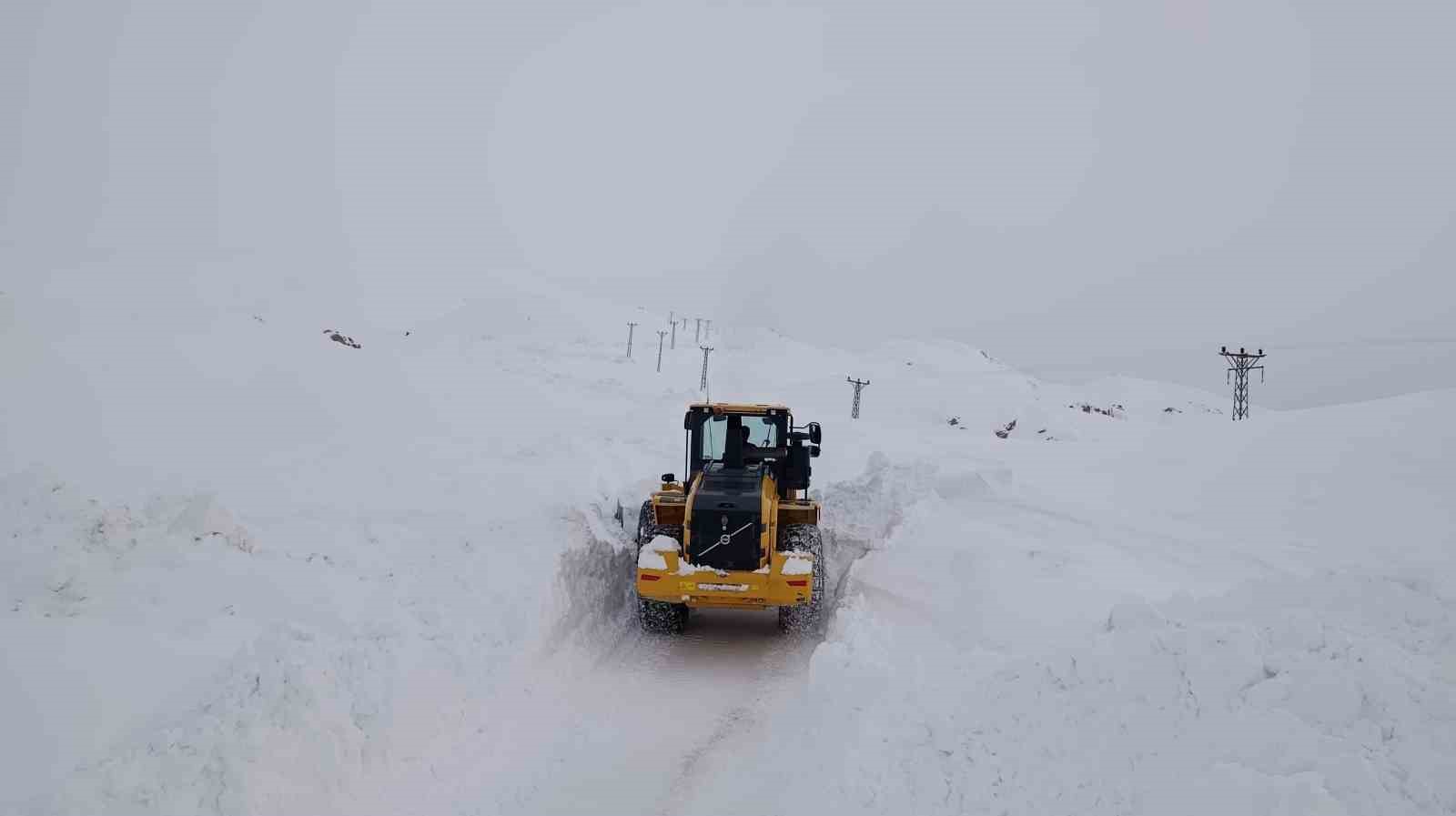 Kar kalınlığı iş makinelerinin boyunu aştı, çalışmalar durmadı

