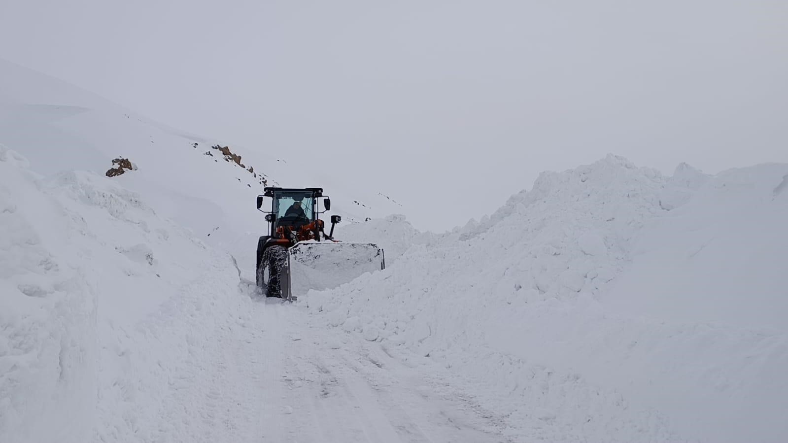Kar kalınlığı iş makinelerinin boyunu aştı, çalışmalar durmadı
