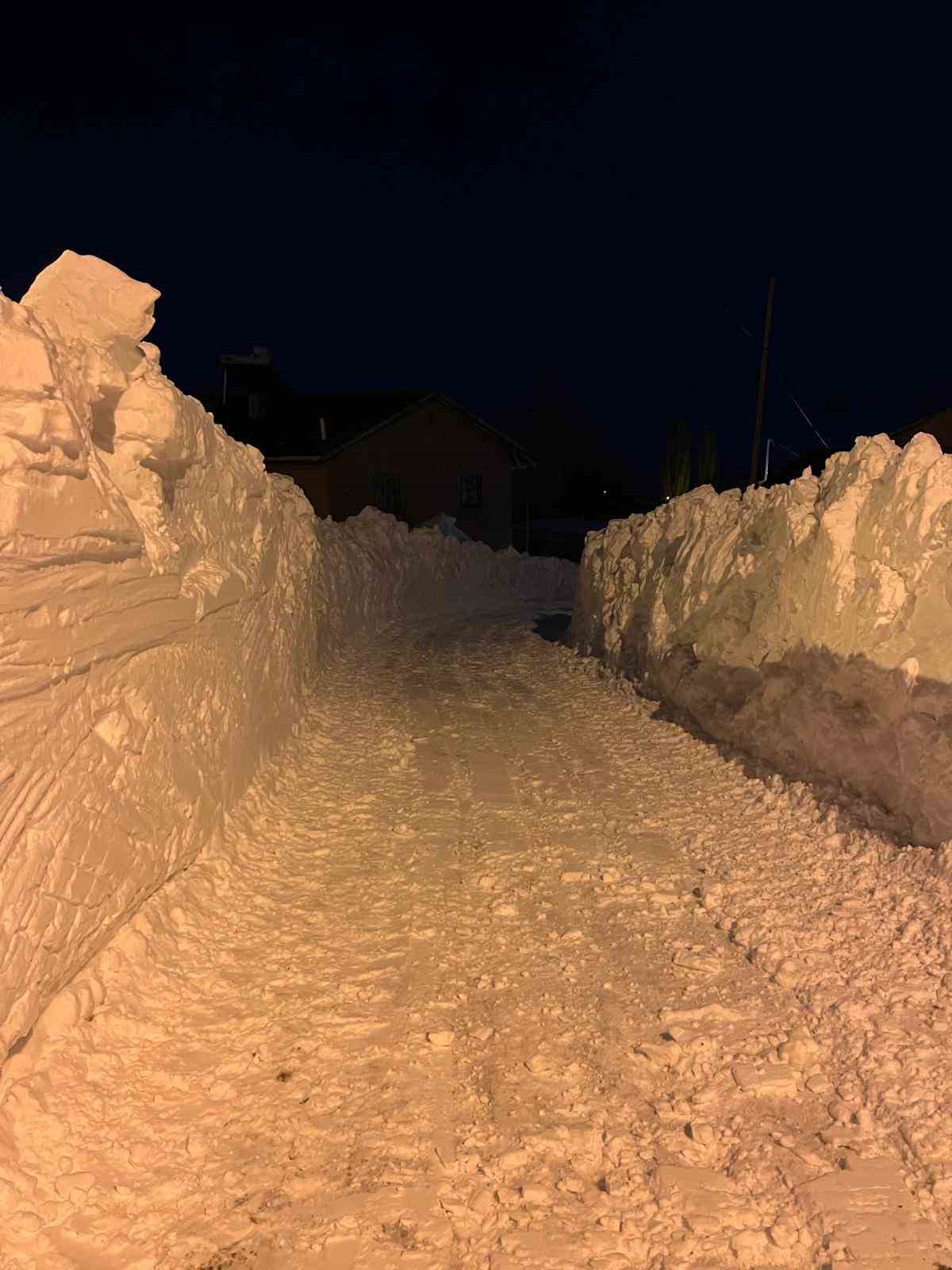 Kar kalınlığı iş makinesinin boyunu geçti
