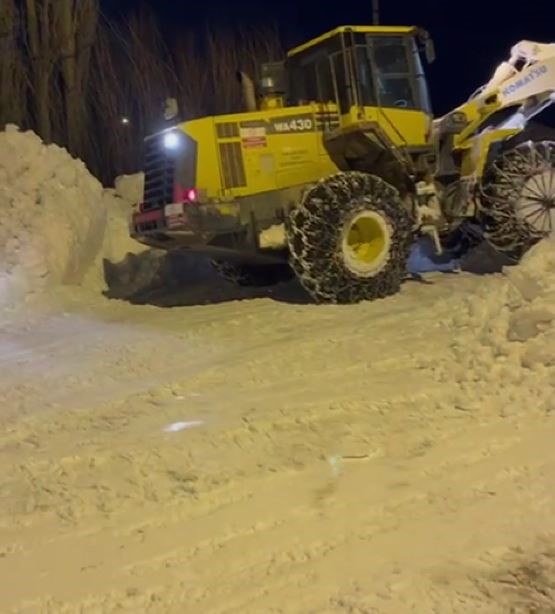 Kar kalınlığı iş makinesinin boyunu geçti

