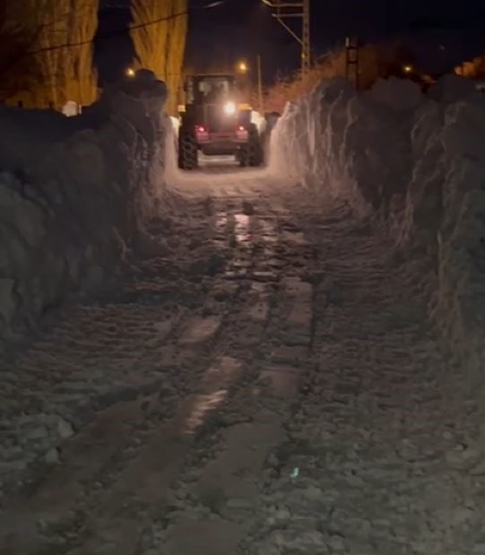 Kar kalınlığı iş makinesinin boyunu geçti
