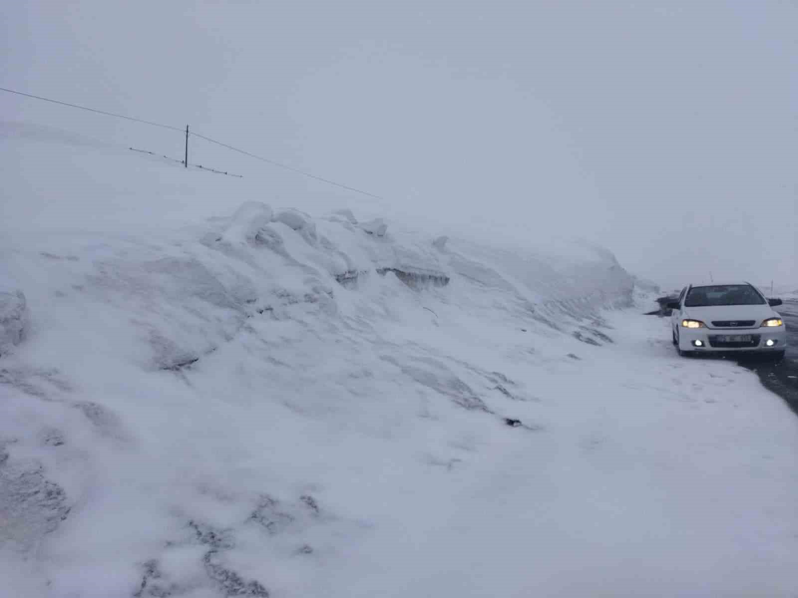 Kar kalınlığı tabela boyunu geçti
