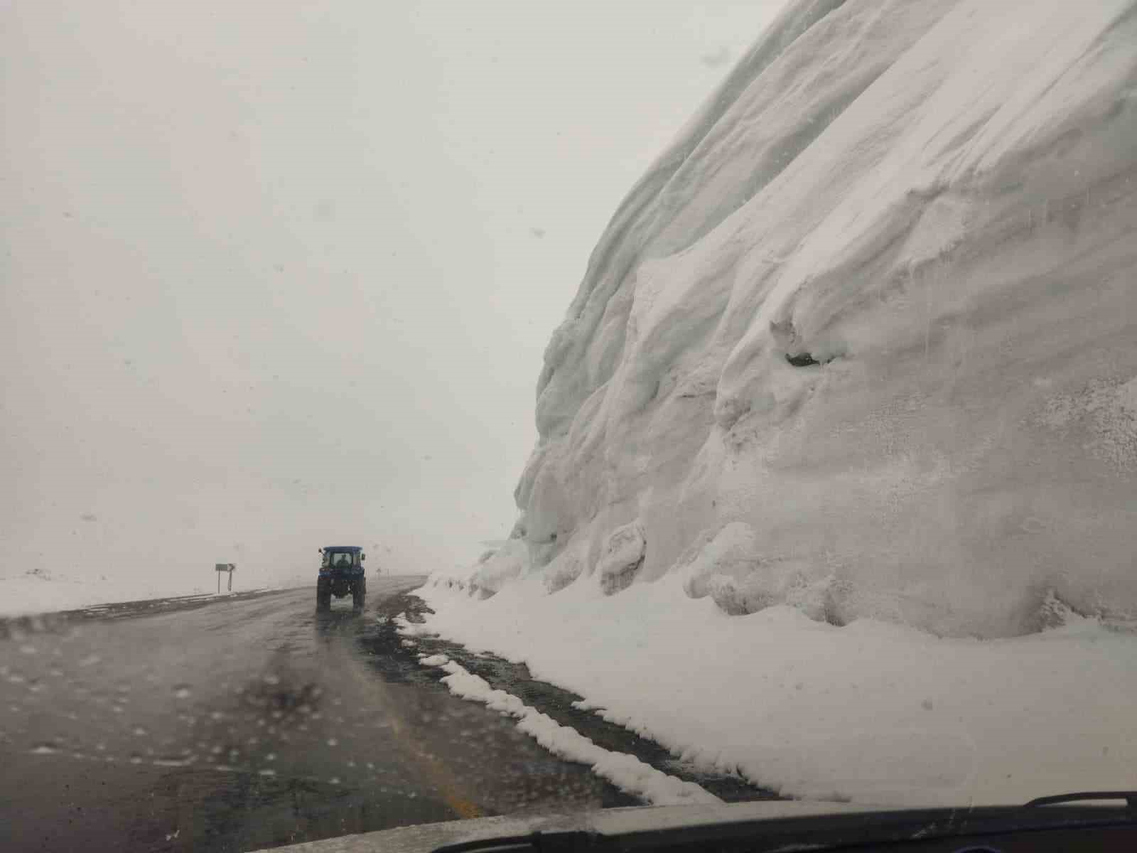 Kar kalınlığı tabela boyunu geçti

