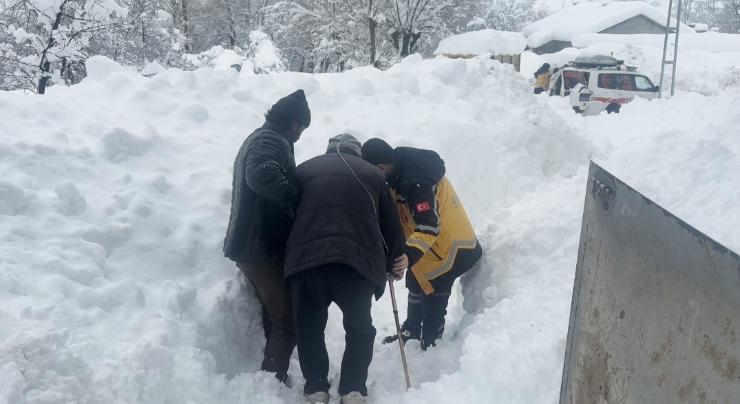 Kar kalınlığının 145 santimetreyi aştığı Ovacık’ta hayat kurtaran müdahale
