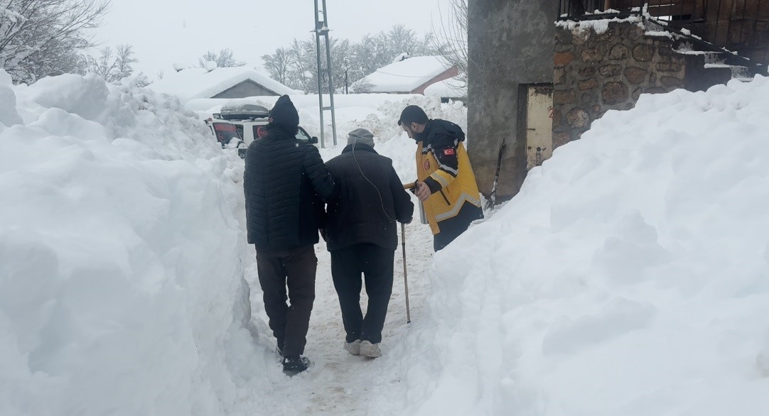 Kar kalınlığının 145 santimetreyi aştığı Ovacık’ta hayat kurtaran müdahale
