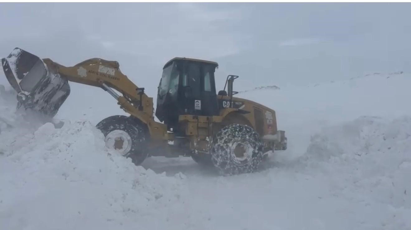 Kar kalınlığının 2 metreyi bulduğu Ağrı’da ekiplerin zorlu mesaisi

