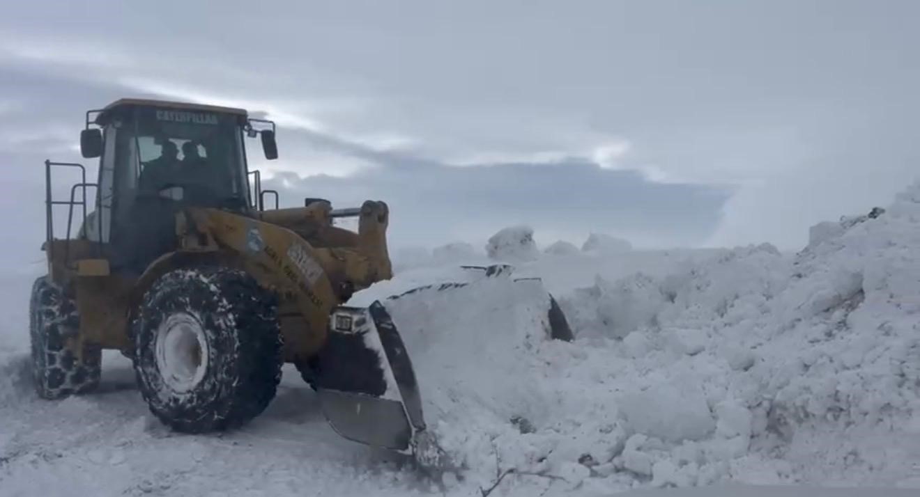 Kar kalınlığının 2 metreyi bulduğu Ağrı’da ekiplerin zorlu mesaisi
