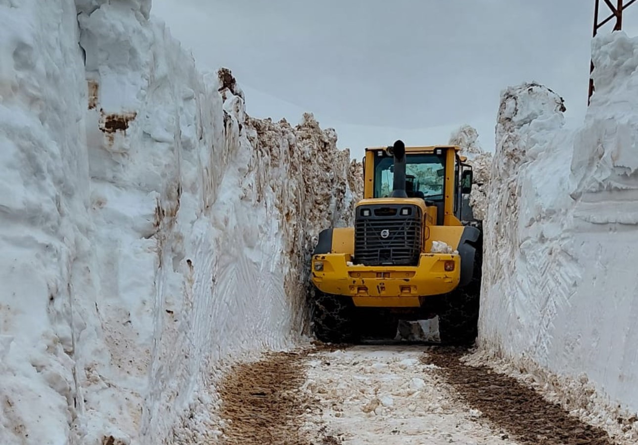 Kar kalınlığının 4 metreyi bulduğu Yüksekova’da kar savaşçılarının zorlu mesaisi
