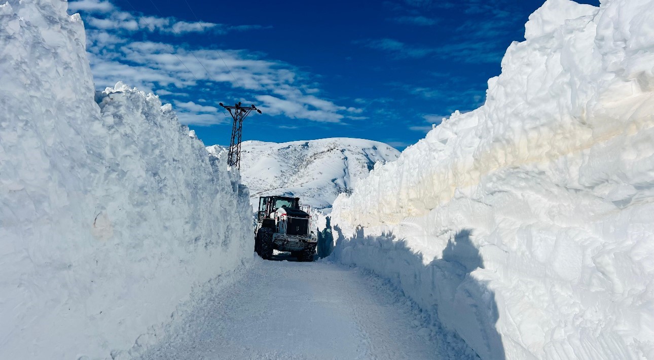 Kar kalınlığının 4 metreyi bulduğu Yüksekova’da kar savaşçılarının zorlu mesaisi
