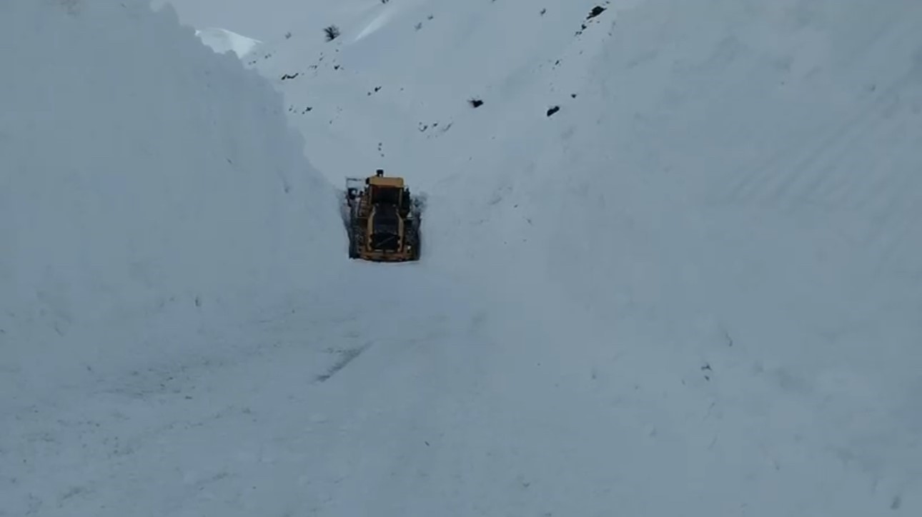 Kar kalınlığının 4 metreyi bulduğu Yüksekova’da kar savaşçılarının zorlu mesaisi
