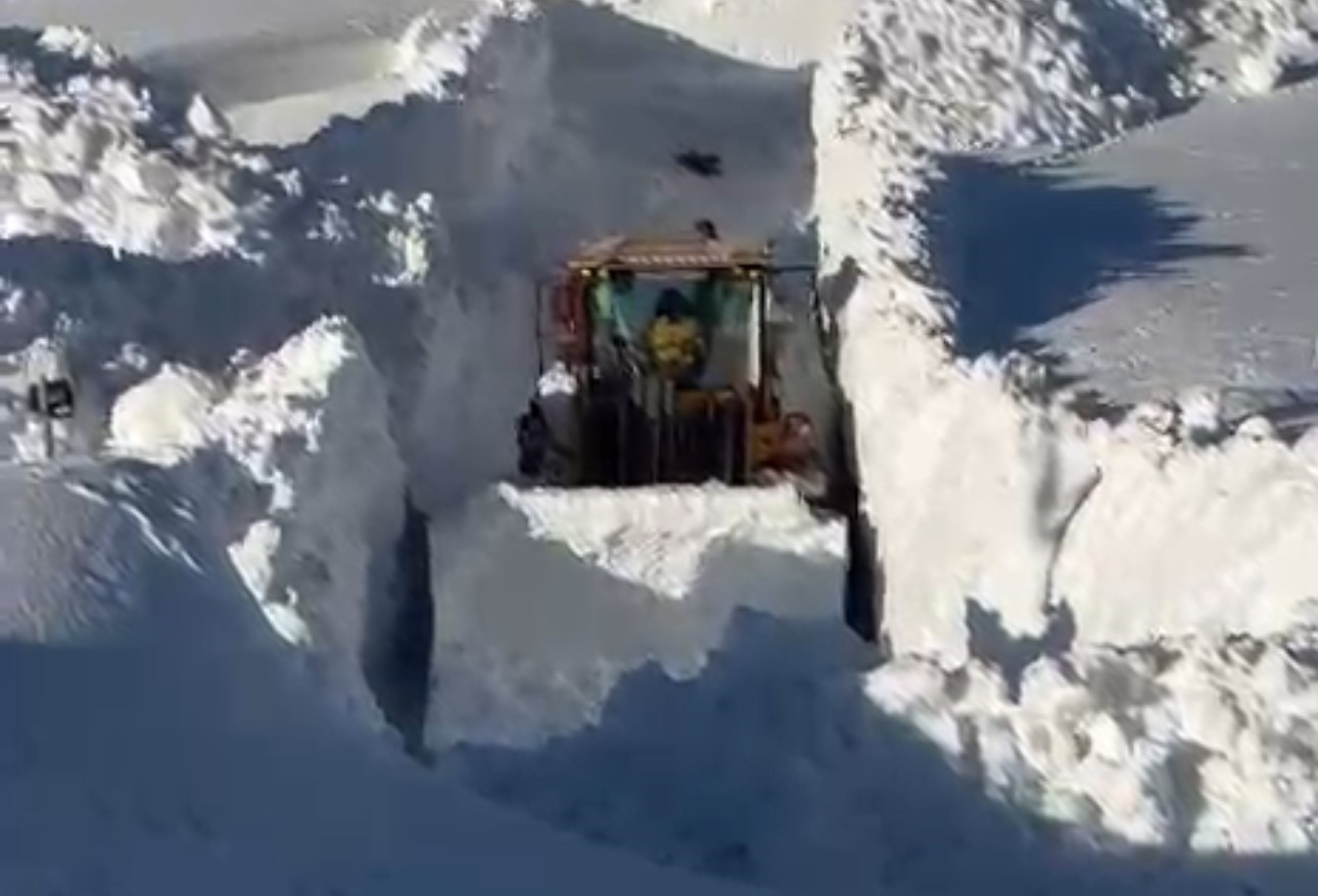 Kar kalınlığının 4 metreyi bulduğu Yüksekova’da kar savaşçılarının zorlu mesaisi

