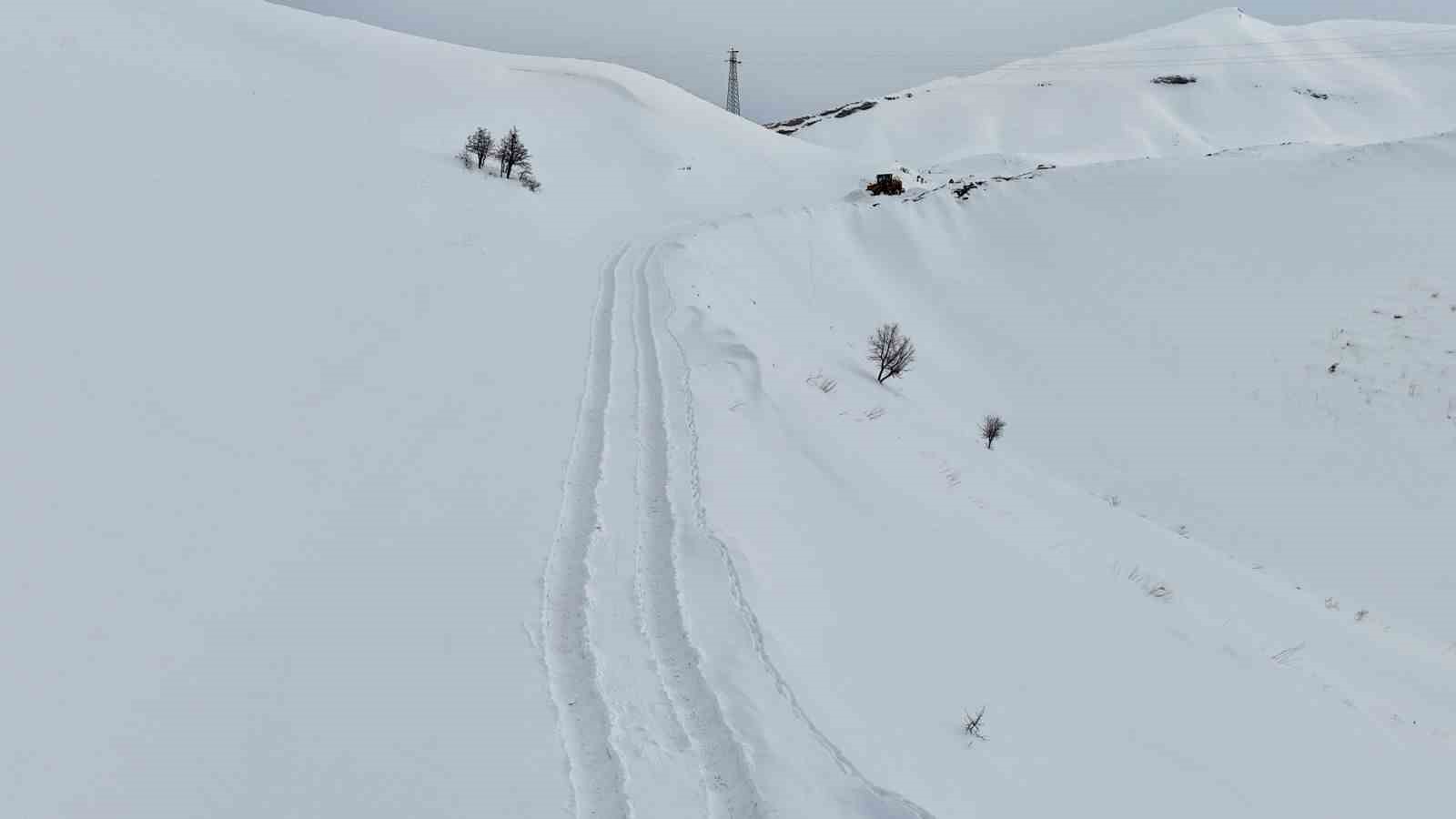 Kar kalınlığının yer yer 2 metreyi bulduğu bölgede yol açma çalışması
