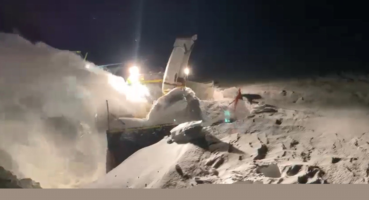 Kar kaplanları Arpaçay’da gece gündüz çalışıyor
