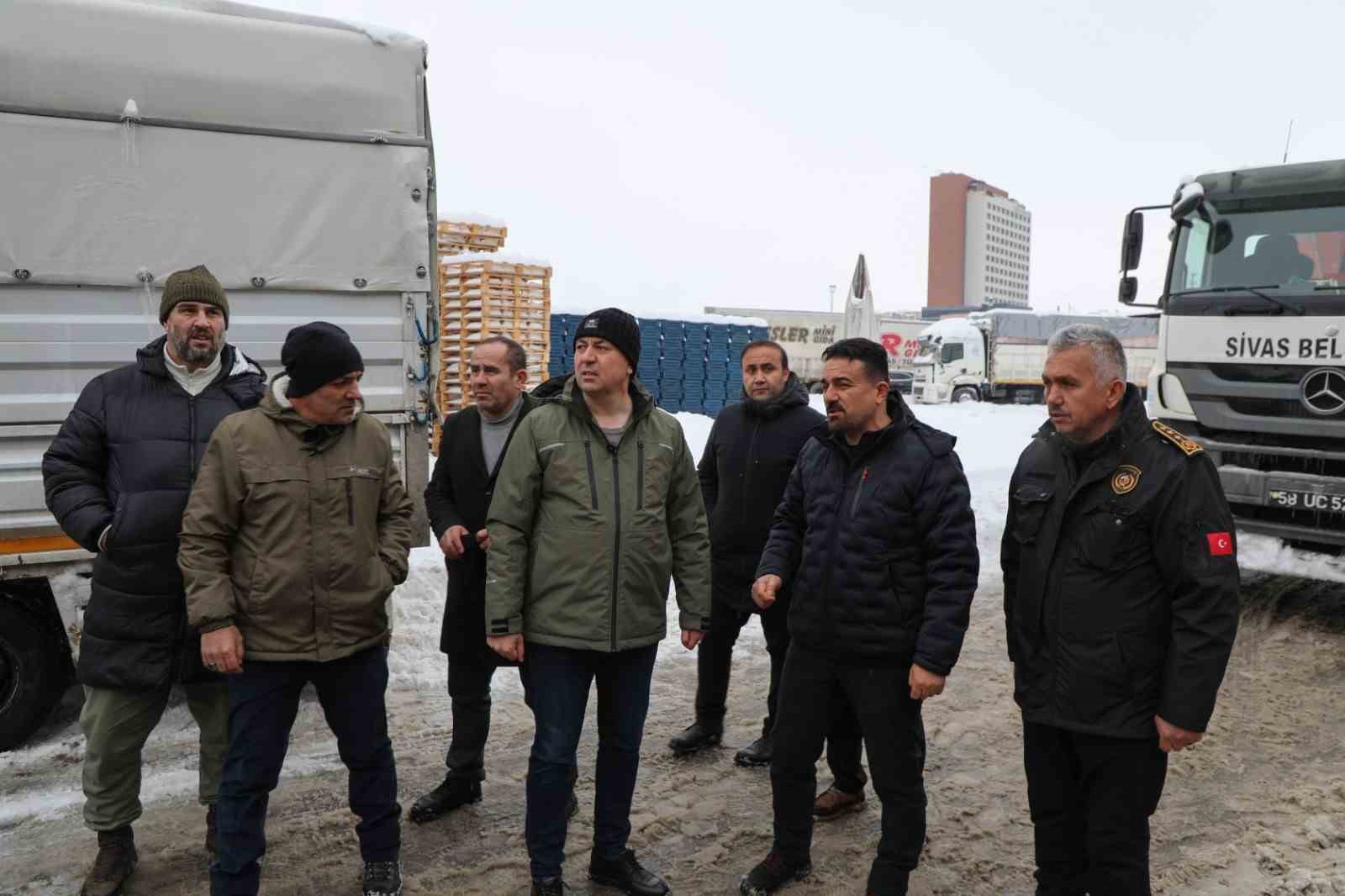 Kar kütleleri sundurmaları çökertti, Başkan Uzun sahada inceleme yaptı
