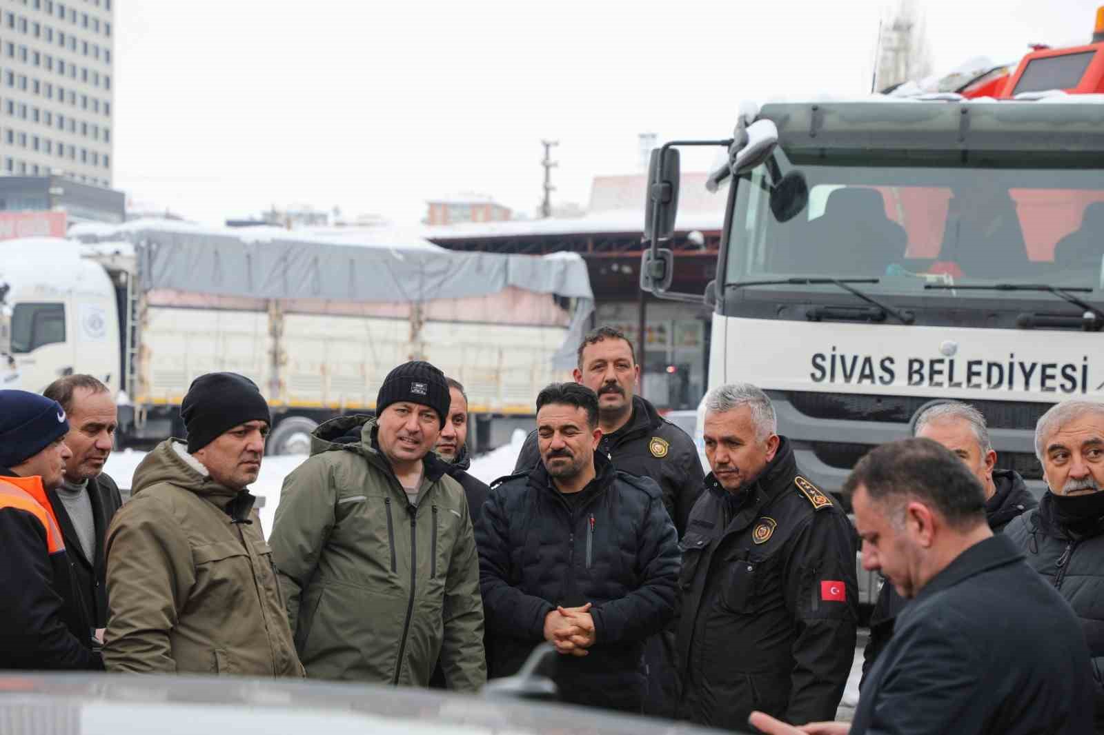 Kar kütleleri sundurmaları çökertti, Başkan Uzun sahada inceleme yaptı
