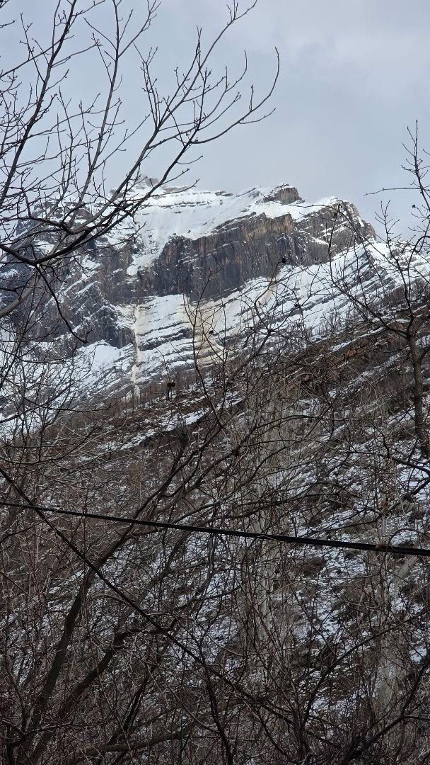 Kar kütlesi şelale gibi aktı
