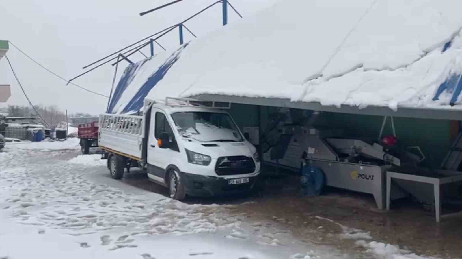 Kar kütlesini taşıyamayan çatı araçların üzerine çöktü
