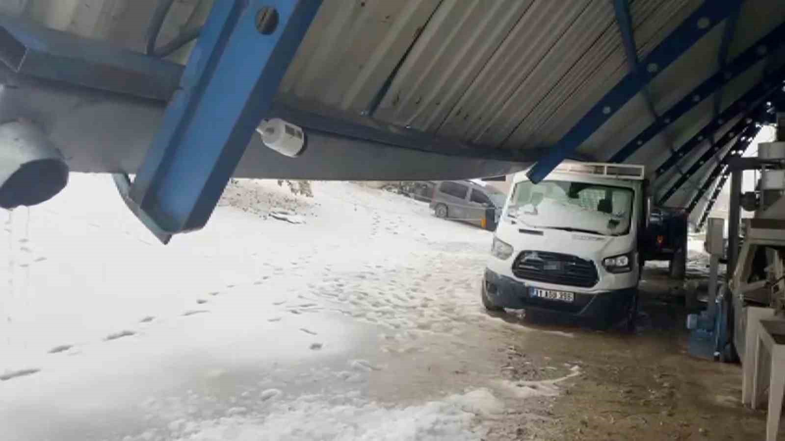 Kar kütlesini taşıyamayan çatı araçların üzerine çöktü
