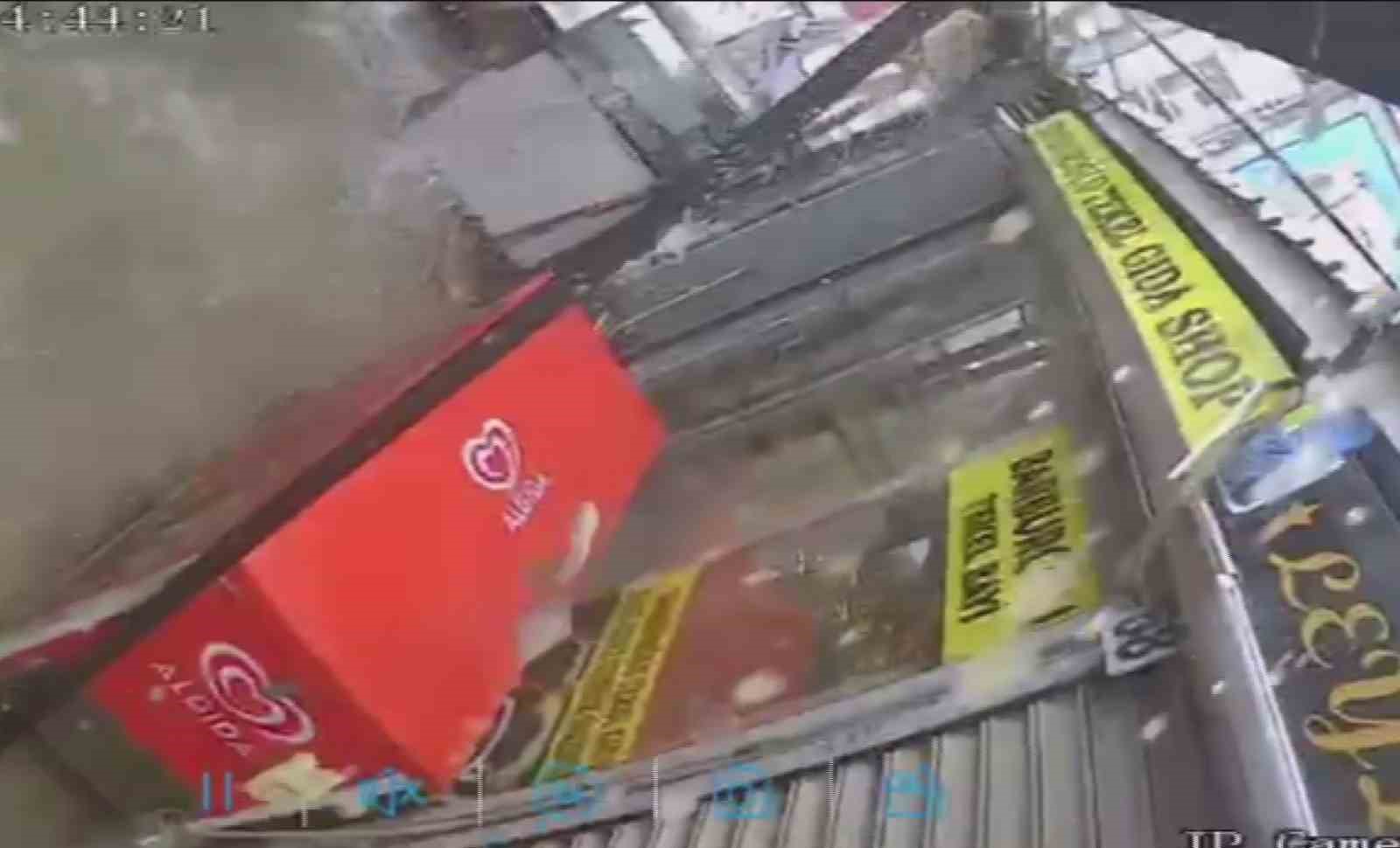 Kar kütlesini taşıyamayan plastik çatının yerle bir olmasıyla korku dolu anlar yaşadılar
