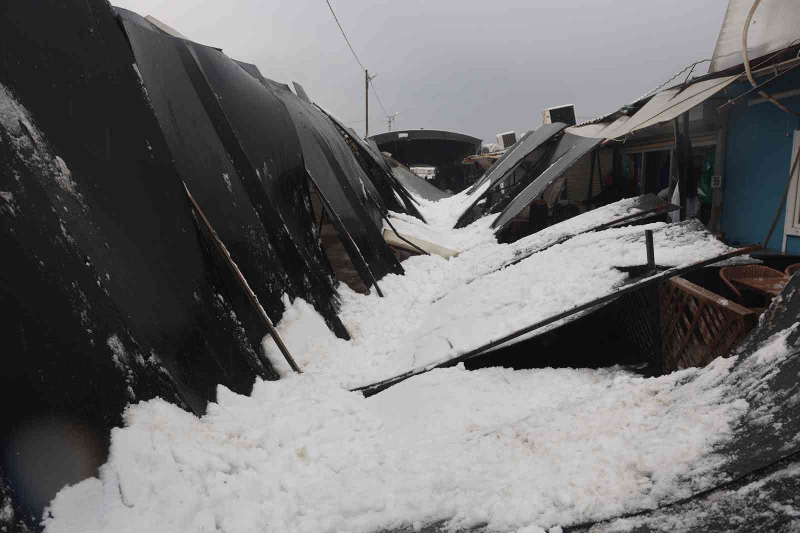 Kar kütlesini taşıyamayan plastik çatının yerle bir olmasıyla korku dolu anlar yaşadılar
