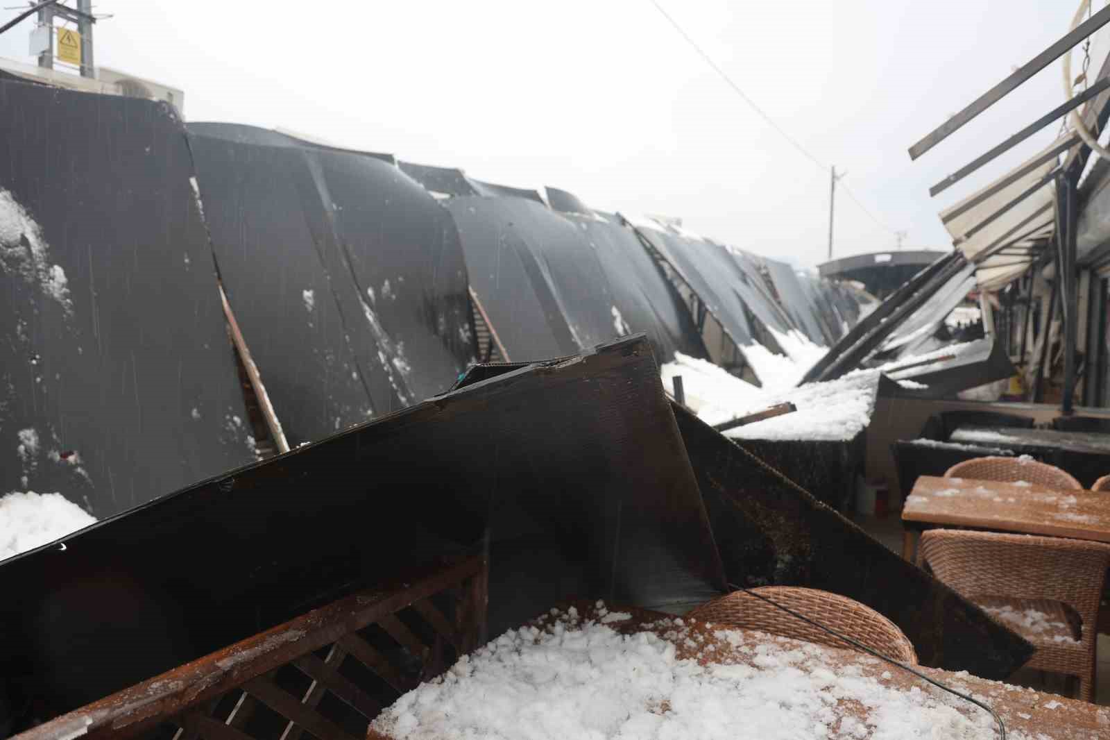 Kar kütlesini taşıyamayan plastik çatının yerle bir olmasıyla korku dolu anlar yaşadılar
