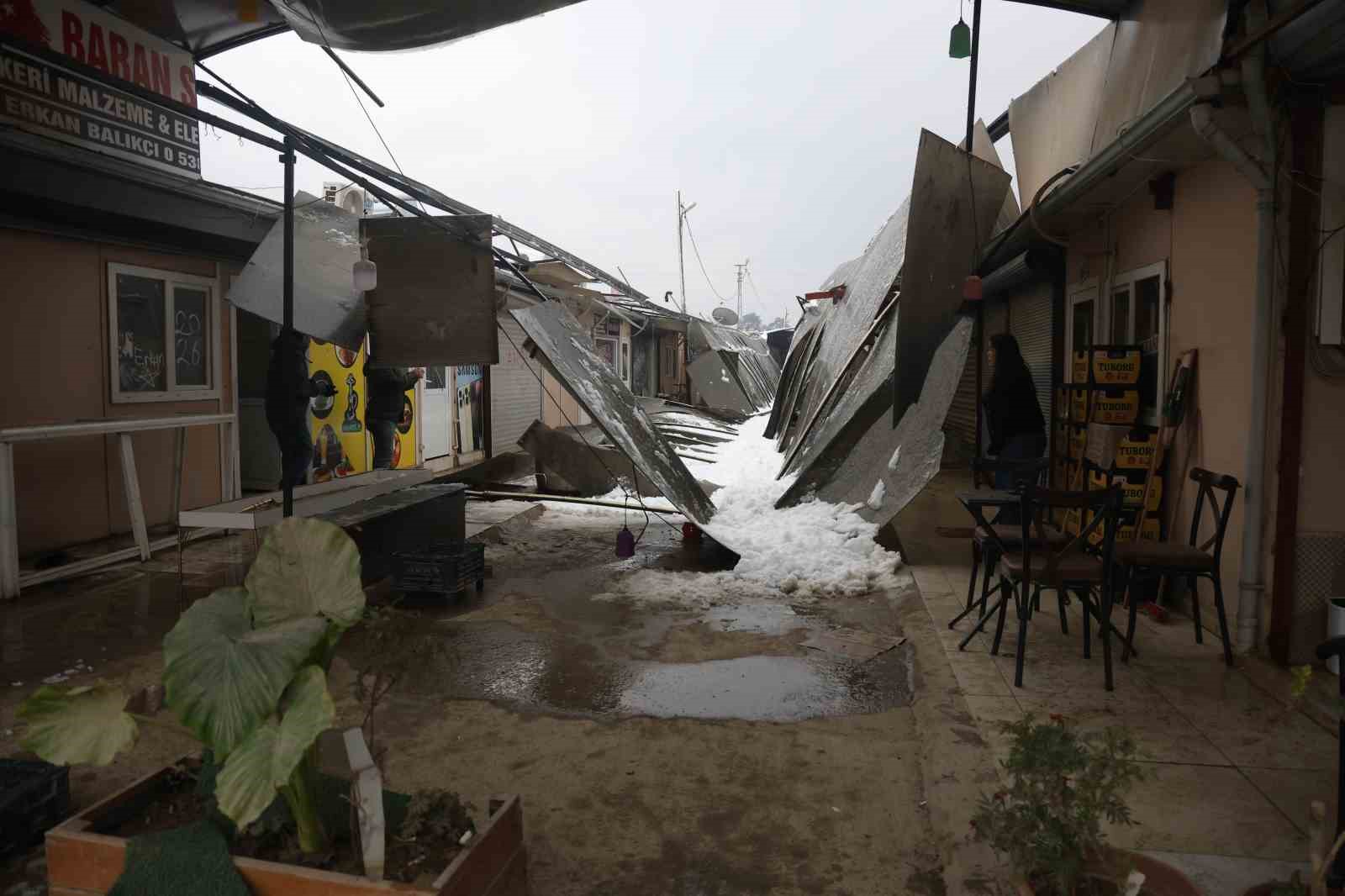 Kar kütlesini taşıyamayan plastik çatının yerle bir olmasıyla korku dolu anlar yaşadılar

