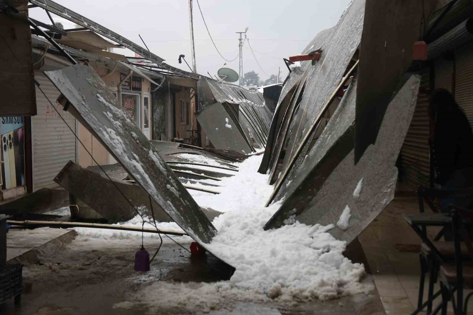 Kar kütlesini taşıyamayan plastik çatının yerle bir olmasıyla korku dolu anlar yaşadılar
