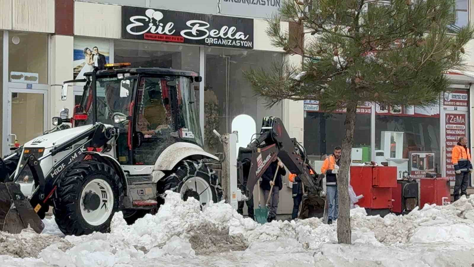 Kar kütlesinin altında kalarak hayatını kaybeden genç kız son yolculuğuna uğurlandı
