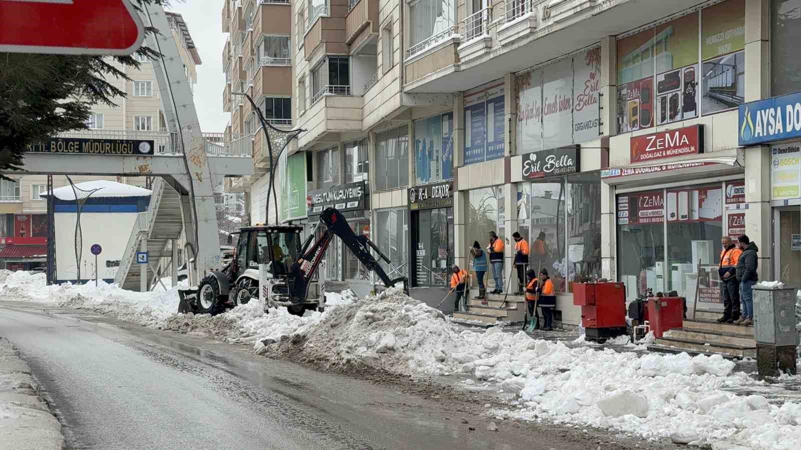 Kar kütlesinin altında kalarak hayatını kaybeden genç kız son yolculuğuna uğurlandı
