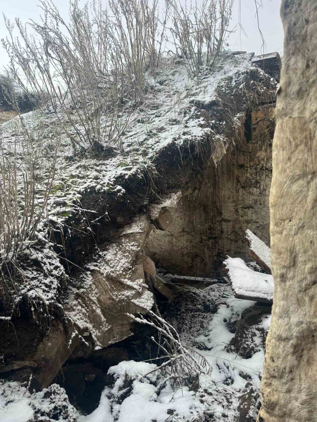 Kar nedeniyle ev ve ahır çöktü
