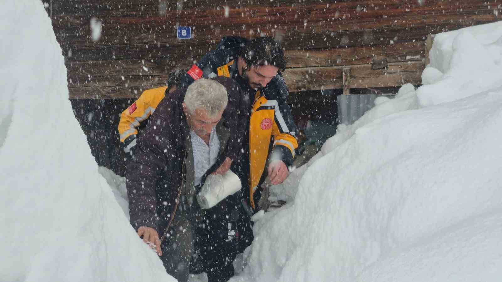 Kar nedeniyle evinde mahsur kalan hastayı sağlık ekipleri kurtardı
