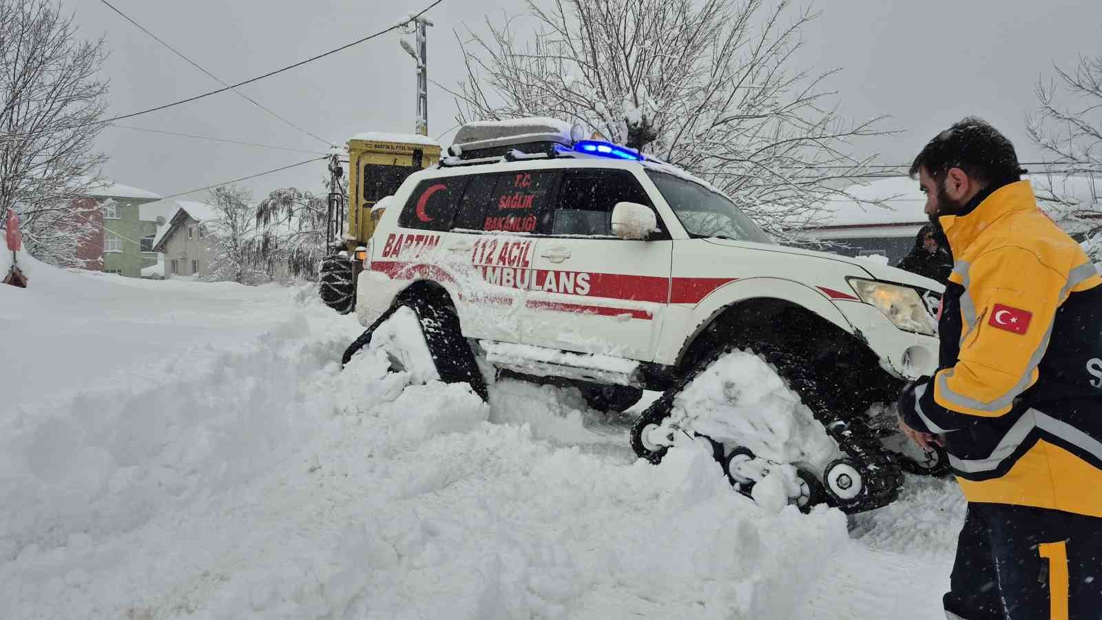 Kar nedeniyle evinde mahsur kalan hastayı sağlık ekipleri kurtardı
