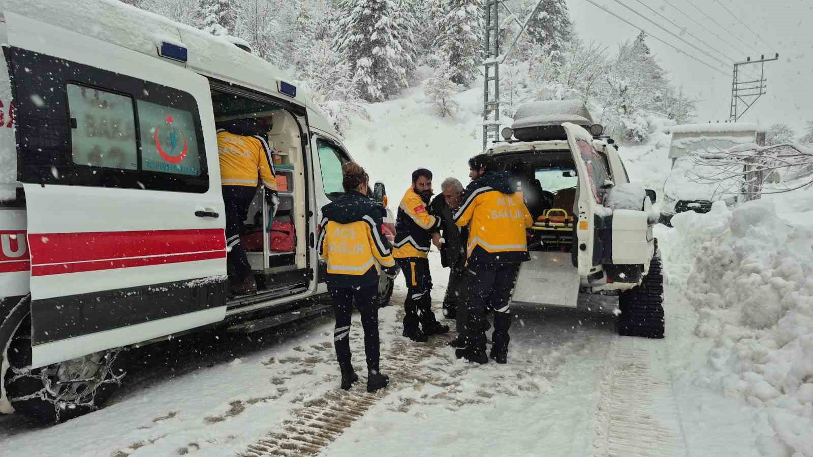 Kar nedeniyle evinde mahsur kalan hastayı sağlık ekipleri kurtardı
