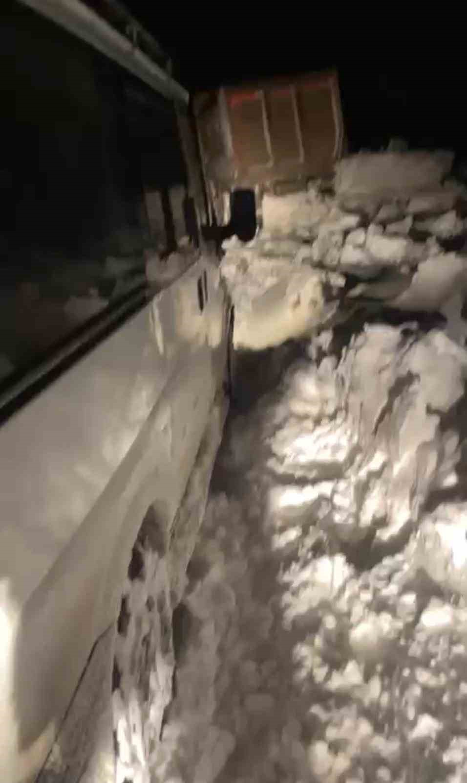 Kar nedeniyle yolda kalan araçlar, lastik iziyle kurtuldu
