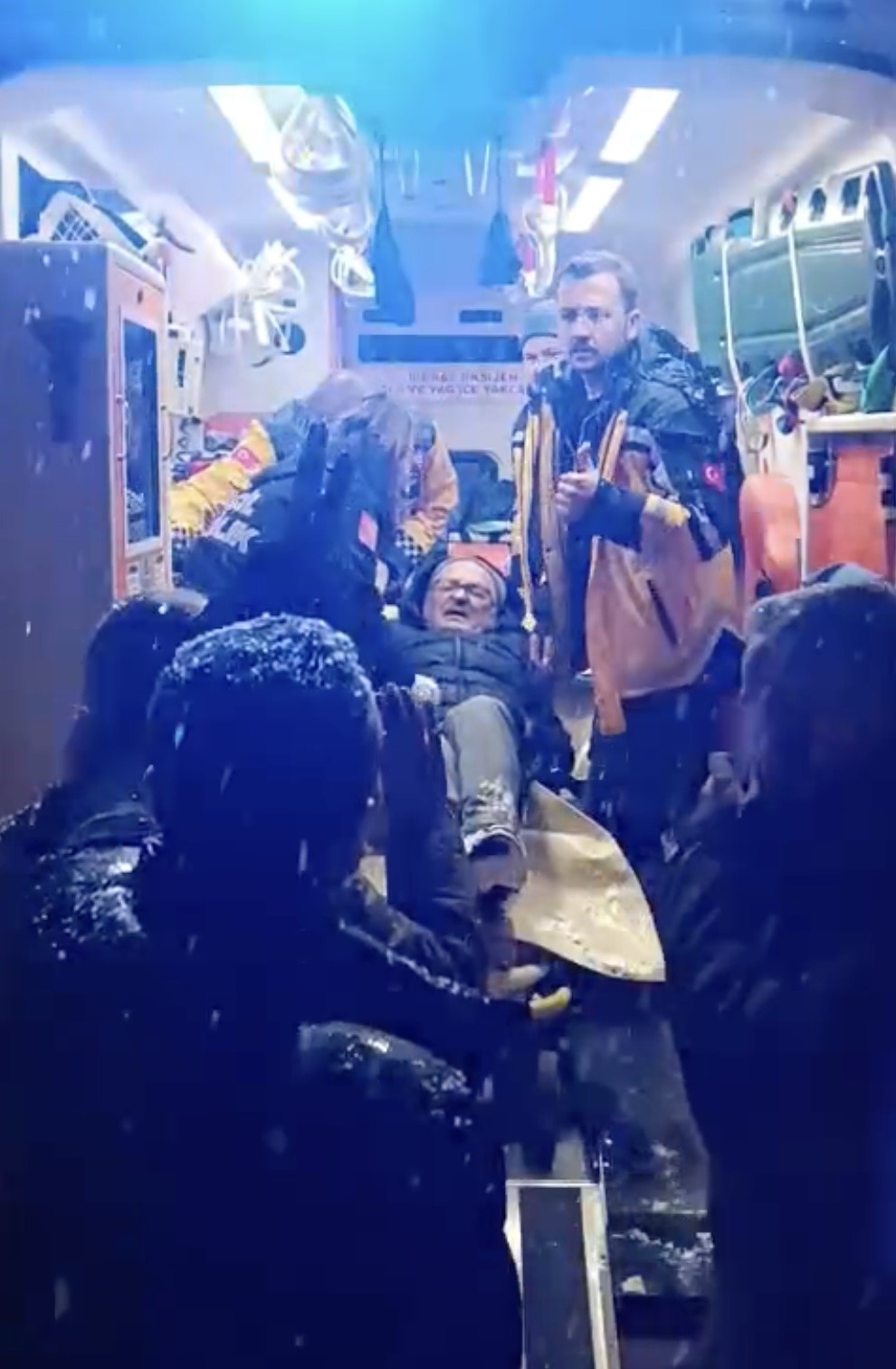 Kar sebebiyle köyde mahsur kalan hasta için seferber oldular
