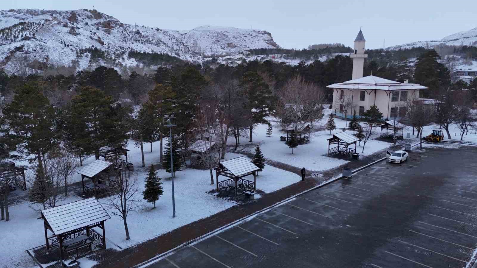 Kar Sivas’ı terk edemedi, şehir yeniden beyaza büründü
