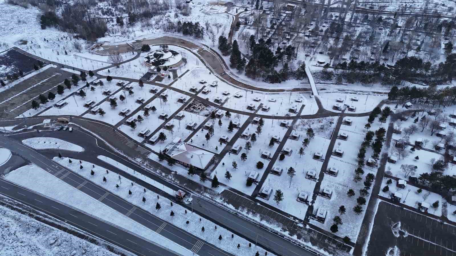 Kar Sivas’ı terk edemedi, şehir yeniden beyaza büründü
