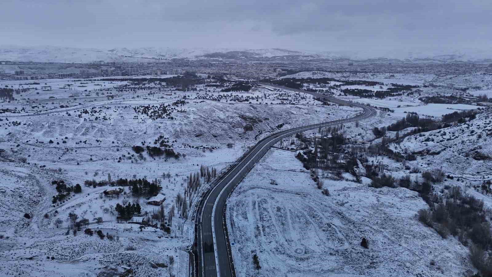 Kar Sivas’ı terk edemedi, şehir yeniden beyaza büründü
