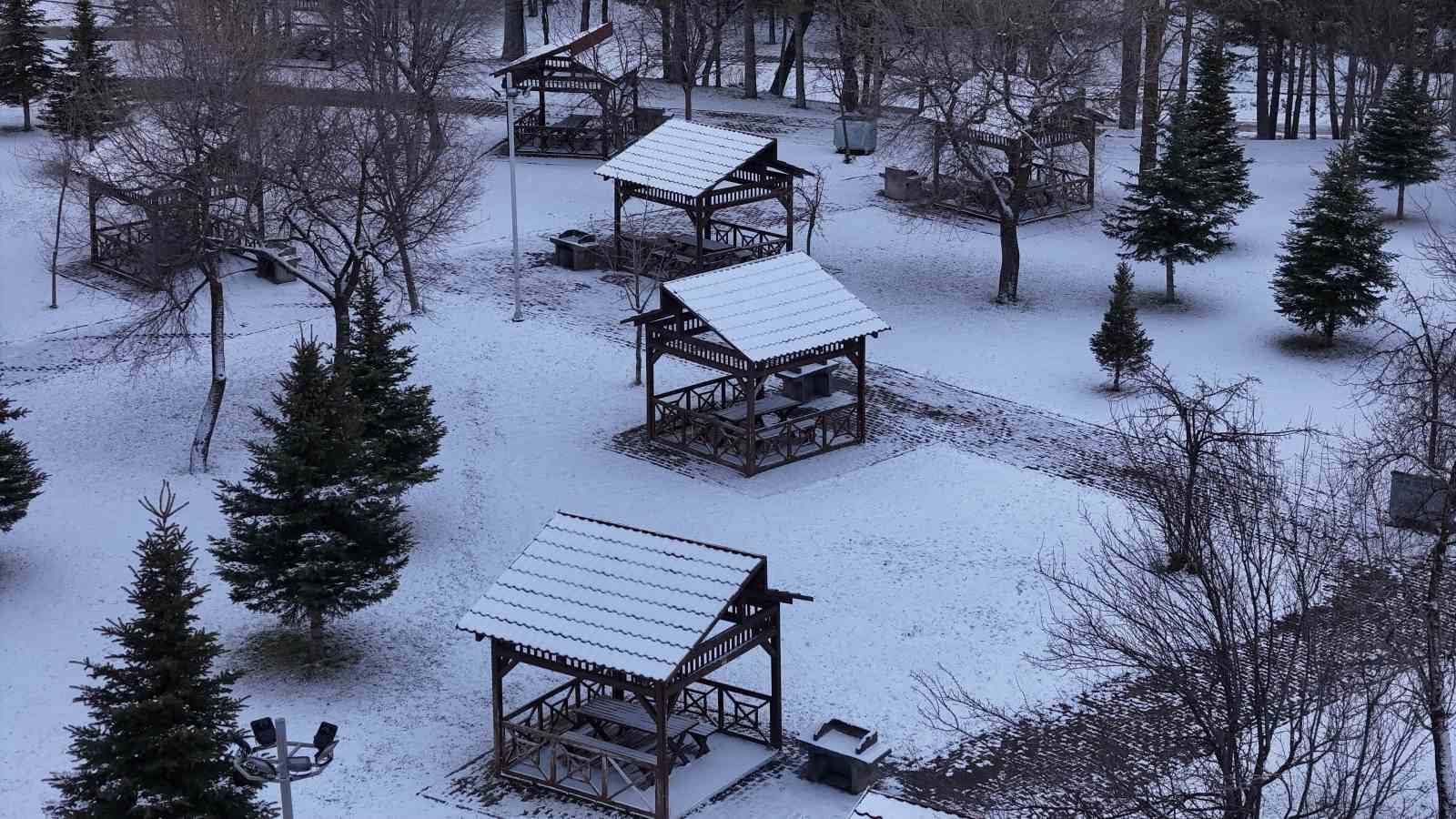 Kar Sivas’ı terk edemedi, şehir yeniden beyaza büründü
